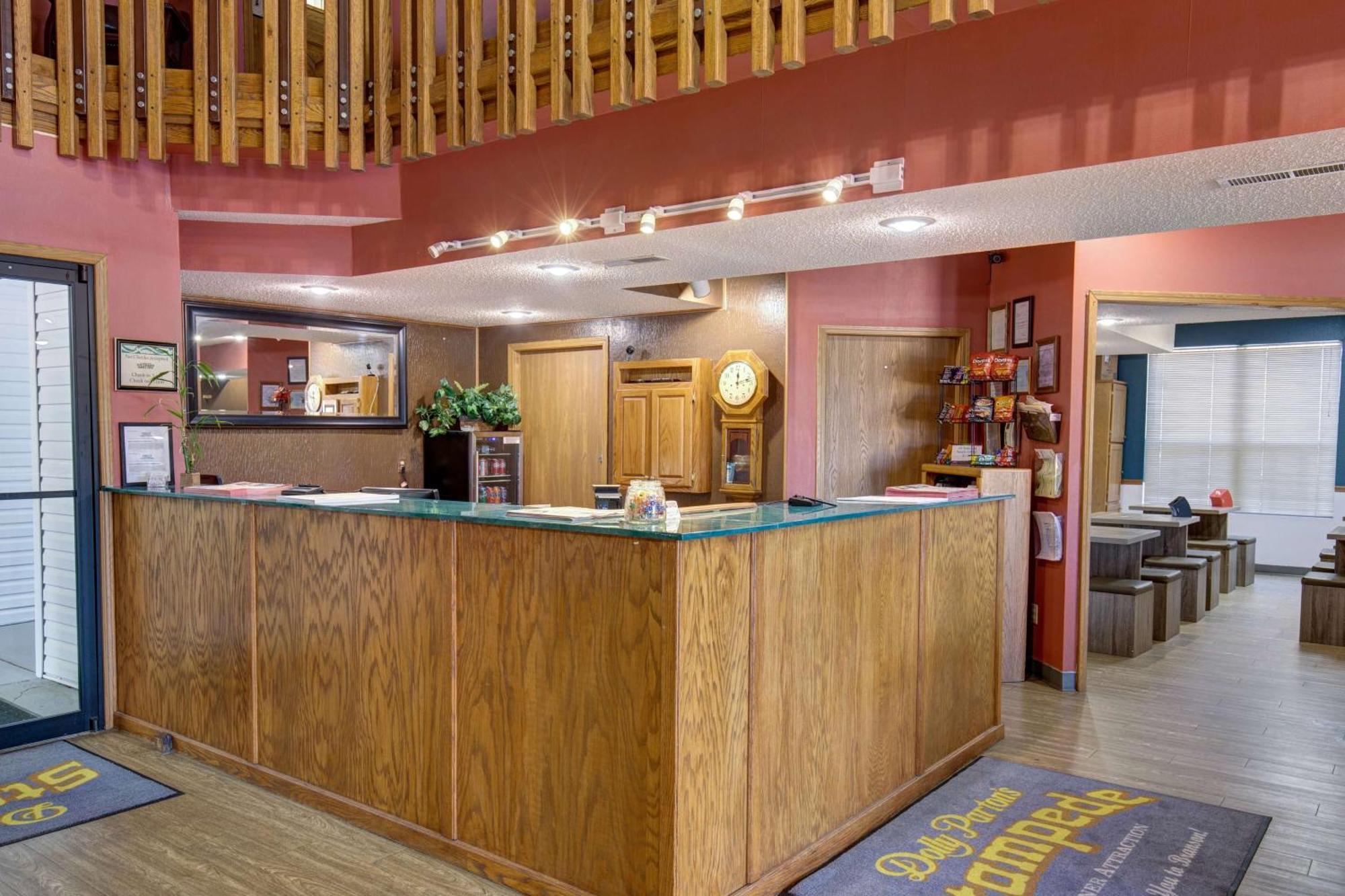 Hotel Ramada By Wyndham Branson Theatre District Exterior foto